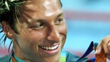 El pentacamopeón olímpico Ian Thorpe puede volver a la competición (en la imgane, con la medalla de oro de los 22 metros libres conquistada en los Juegos Olímpicos de Atenas 2004).