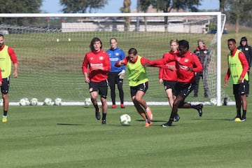 El Bayer Leverkusen entrena en el campo deportivo del Omni Resort. 