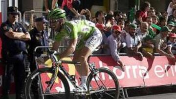 SALTANDO. Cavendish entró de esta manera en la meta de Burgos