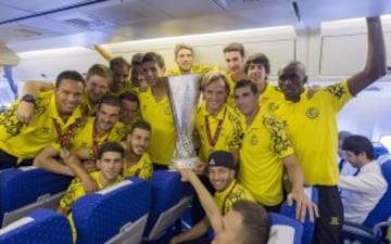 Los jugadores con el trofeo.