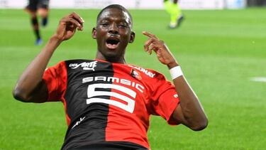Hamari Traoré, jugador del Stade Rennais, celebra un gol.