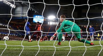 1-0. Willian marcó el primer gol.