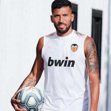 El futbolista se convirti¨® en el primer jugador de LaLiga en dar positivo en la prueba del coronavirus. Tanto ¨¦l como su mujer, la influencer Tamara Gorro, han ido contando a trav¨¦s de Instagram su favorable evoluci¨®n, y la semana pasada celebraban el fin de su aislamiento (ha pasado la enfermedad en casa, pero separado de su familia).