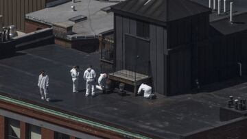Los investigadores buscan pruebas en la azotea de un edificio cercano a donde explotaron las bombas. 