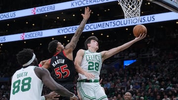 Hugo González, alero de Boston Celtics, lanza ante la defensa de Alijah Martin, de Toronto Raptors.