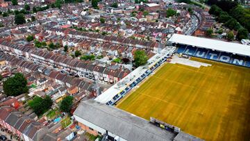 Esta curiosa imagen muestra una vista aérea de Kenilworth Road, el peculiar estadio del Luton Town, al que se accede a través de un patio de vecinos del poblado de Luton, en Bedfordshire (Inglaterra). El conjunto inglés es el primer club en pasar de la quinta división a la máxima categoría de la Premier League en solo nueve años.