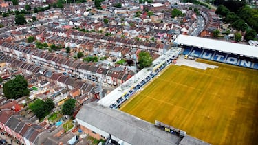 Esta curiosa imagen muestra una vista aérea de Kenilworth Road, el peculiar estadio del Luton Town, al que se accede a través de un patio de vecinos del poblado de Luton, en Bedfordshire (Inglaterra). El conjunto inglés es el primer club en pasar de la quinta división a la máxima categoría de la Premier League en solo nueve años.