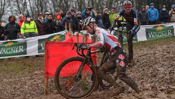 El ciclista belga Eli Iserbyt celebra su victoria en la prueba de la Copa del Mundo de Ciclocr&oacute;s de Besan&ccedil;on (Francia).