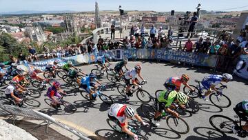  El pelot&oacute;n de la Vuelta a Burgos a su paso por el Alto del Castillo (Burgos)