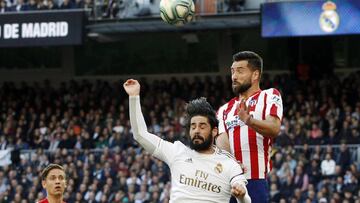 Felipe supera a Isco en la pelea por un balón aéreo.