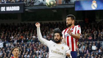 Felipe supera a Isco en la pelea por un bal&oacute;n a&eacute;reo. 