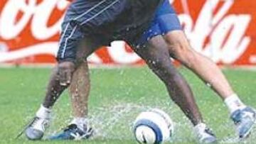 <b>MUCHO AGUA. </b>La sesión de entrenamiento de ayer estuvo pasada por agua. La presencia de la lluvia provocó muchos inconvenientes a la hora de trabajar, ya que la Ciudad Deportiva no está acondicionada, pendiente de las obras de remodelación. El campo de entrenamiento acabó convirtiéndose en una piscina y Quique paró la sesión tras hora y media de trabajo.