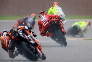 Marc Márquez se colocó quinto tras perder unos segundos valiosos en la primera vuelta de la carrera al esprint.
