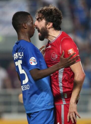 Chico Flores, defensa del Lekhwiya de Qatar, reacciona ante el centrocampista del Al-Hilal saudí Faisal Darwish durante la Liga de campeones AFC.