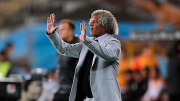 Millonarios' head coach Alberto Gamero gestures during the Copa Libertadores group stage first leg football match between Chile's Palestino and Colombia's Millonarios at the Municipal Francisco Sanchez Rumoroso Stadium in Coquimbo, Chile, on April 25, 2024. (Photo by Javier TORRES / AFP)