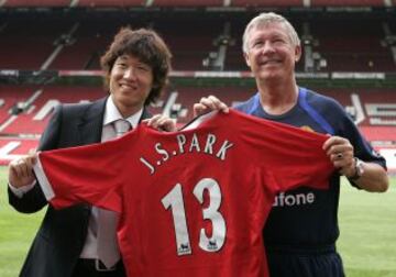 Nuevo fichaje del Manchester United, Park Ji-Sung de Corea del Sur, posa con Sir Alex Ferguson en Old Trafford en Manchester 14 de julio 2005.