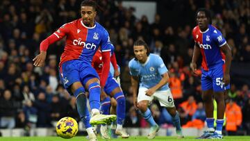 Soccer Football - Premier League - Manchester City v Crystal Palace - Etihad Stadium, Manchester, Britain - December 16, 2023 Crystal Palace's Michael Olise scores their second goal from the penalty spot REUTERS/Carl Recine NO USE WITH UNAUTHORIZED AUDIO, VIDEO, DATA, FIXTURE LISTS, CLUB/LEAGUE LOGOS OR 'LIVE' SERVICES. ONLINE IN-MATCH USE LIMITED TO 45 IMAGES, NO VIDEO EMULATION. NO USE IN BETTING, GAMES OR SINGLE CLUB/LEAGUE/PLAYER PUBLICATIONS.