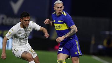 Boca Juniors&#039; forward Norberto Briasco (R) controls the ball past Racing Club&#039;s Paraguayan midfielder Matias Rojas during their Argentine Professional Football League match at La Bombonera stadium in Buenos Aires, on August 29, 2021. (Photo by ALEJANDRO PAGNI / AFP)