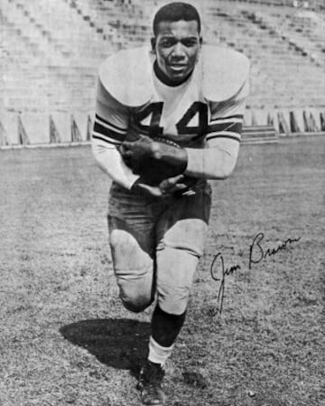 Running Back. Jugó en Cleveland Browns desde 1957 hasta 1965. En sus nueve años como jugador estableció todos los récords de yardas de carrera y combinadas, que permanecieron hasta 1984. Ingresó en el Hall of Fame en 1971.