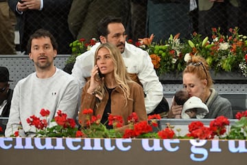 Sergio Llull y María Castro durante el partido de Rafa Nadal en el Mutua Madrid Open.