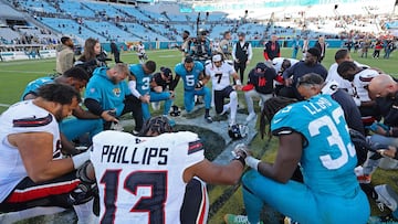 JACKSONVILLE, FLORIDA - DECEMBER 01: The Jacksonville Jaguars and the Houston Texans pray together after the game at EverBank Stadium on December 01, 2024 in Jacksonville, Florida. Mike Carlson/Getty Images/AFP (Photo by Mike Carlson / GETTY IMAGES NORTH AMERICA / Getty Images via AFP)