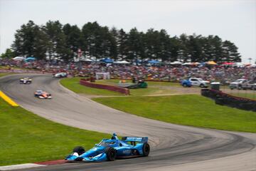 A la tercera fue la vencida para Newgarden, quien por fin se llevó el triunfo tras los dos infortunios anteriores. Se reenganchaba en Mid-Ohio el de Penske al título. Palou aumentó su ventaja, gracias a su tercer puesto, sobre Dixon y O’Ward, 4º y 8º, respectivamente. Dixon, seis títulos a sus espaldas ya avisa sobre el excelente estado de forma del español, su compañero de equipo: “Está muy fuerte, pero habrá que seguir trabajando”.