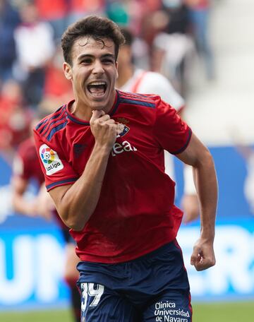 Jugó una temporada y media con el primer equipo del Atlético de Madrid entre 2019 y 2021. Vistió la camiseta de Osasuna desde enero de de 2021 hasta junio de 2023. 