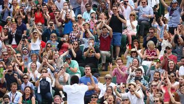 Tsonga celebra con el p&uacute;blico su pase a la siguiente ronda de Wimbledon en partido disputado durante el &#039;Middle Sunday&#039;.