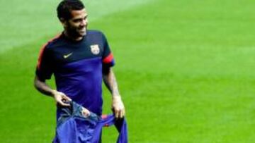 Alves se ejercitó con el grupo
