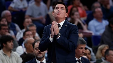 El entrenador del FC Barcelona Xavi Pascual durante el partido de la ACB disputado entre el Real Madrid y el Barça este domingo en el Movistar Arena de Madrid.
