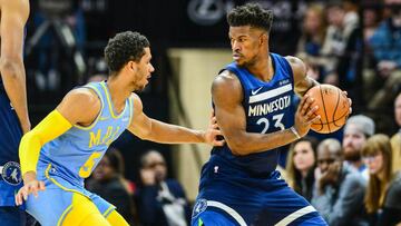 Jimmy Butler, ante Josh Hart durante el Minnesota Timberwolves-Los Angeles Lakers.