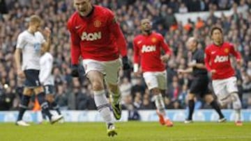Wayne Rooney celebra uno de sus dos goles en White Hart Lane.