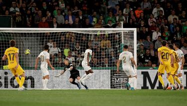 0-1. Edgar Badía obseerva como el balón entra en su portería tras el disparo de Robert Lewandowski.
