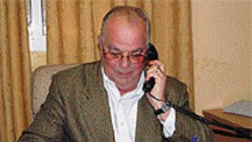 <b>EXPLICACIONES</b>. Salvador Romero, presidente de la Federación de Melilla, se pregunta por Puma.