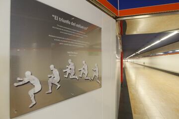 Placa en uno de los pasillos de la estación de Metro "Estadio Metropolitano".