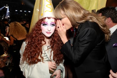 Chappell Roan y Taylor Swift durante la gala de los Premios Grammys 2025 celebrados en Los Ángeles.