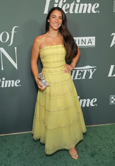Aly Raisman posa en la alfombra roja de la gala Variety’s 2025 Power of Women celebrada en Beverly Hills.
