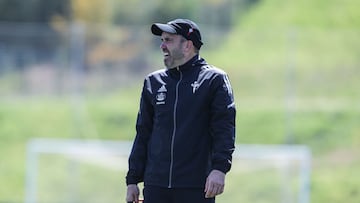 El entrenador argentino Eduardo Coudet, durante un entrenamiento del Celta.