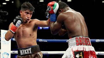 Mikey Garc&iacute;a golpea a Adiren Broner durante su combate en Brooklyn por el t&iacute;tulo Diamante WBC. 