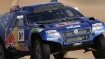 <b>PASO A PASO. </b>Sainz sigue escalando posiciones con su VW Touareg.