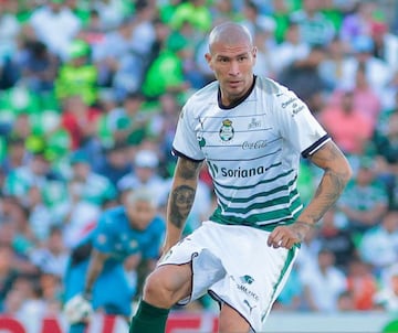 'El Chatón', medallista olímpico en Londres 2012, vivió sus mejores momentos como profesional en las filas de Chivas, pero nunca pudo ser constante. El volante llegó a Santos Laguna para el Clausura 2017. Apenas jugó 17 partidos con los laguneros.