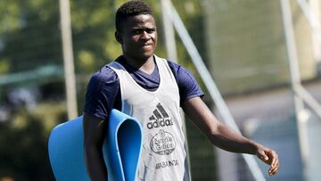 Manu Apeh se entrena como jugador del Celta de Vigo.