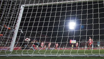 La pelota entra tras tocar en Iraizoz, pero Hern&aacute;ndez Hern&aacute;ndez le otorg&oacute; el gol a Griezmann.
 