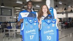 Sitapha Savan&eacute; y Mariana Gonz&aacute;lez posan con la camiseta por el 70&ordf; aniversario.