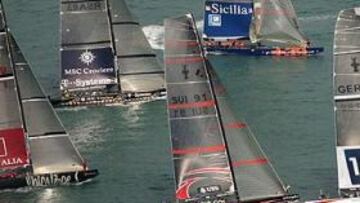 <b>JORNADA ACCIDENTADA.</b> Tras suspenderse una parte de las regatas, el barco con más problemas fue el de los chinos.