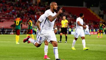 MOSCOW, RUSSIA - JUNE 18:  Arturo Vidal of Chile celebrates after scoring the first goal for Chile during the 2017 FIFA Confederations Cup Russia Group B match between Cameroon and Chile at Spartak Stadium on June 18, 2017 in Moscow, Russia.  (Photo by Chris Brunskill Ltd/Getty Images)