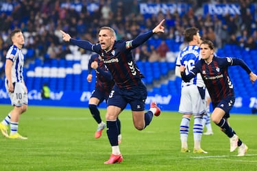 El Eibar sigue de dulce y quiere el playoff. Arbilla, uno de los viejos rockeros, marcó el único gol en el derbi ante la Real Sociedad B, con un remate de cabeza. El cuarto tanto del central.