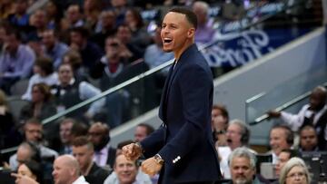 DALLAS, TX - NOVEMBER 17: Stephen Curry #30 of the Golden State Warriors reacts as the Golden State Warriors score against the Dallas Mavericks in the first half at American Airlines Center on November 17, 2018 in Dallas, Texas. NOTE TO USER: User expressly acknowledges and agrees that, by downloading and or using this photograph, User is consenting to the terms and conditions of the Getty Images License Agreement. Tom Pennington/Getty Images/AFP
== FOR NEWSPAPERS, INTERNET, TELCOS & TELEVISION USE ONLY ==