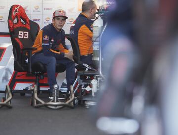 Marc Márquez en el box de Honda durante el día de test de MotoGP en el Ricardo Tormo de Cheste.