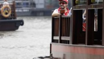 ANTES DE ENTRAR EN ACCI&Oacute;N. Alonso, ayer en Singapur, disfrutando de cierta tranquilidad en v&iacute;speras de los entrenamientos. 
 